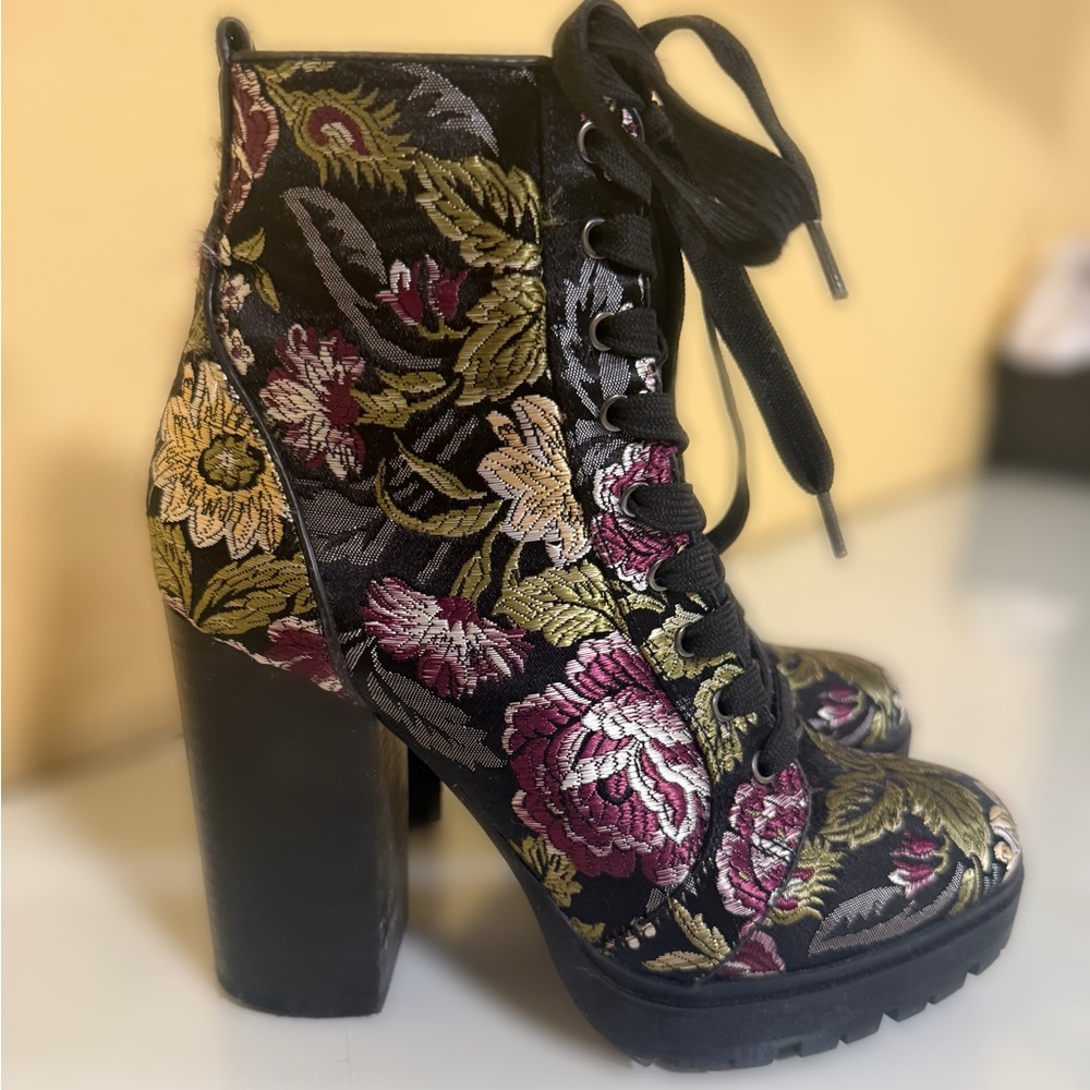 Steve Madden Velvet Floral Lace-Up Ankle Boots – Size 7